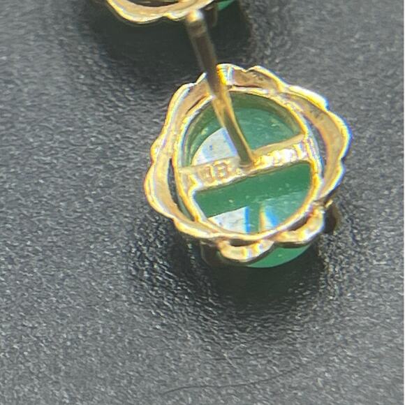 Vintage 14k Yellow Gold  Apple Green Chrysoprase Cabochon Stud small Earrings - Picture 10 of 12